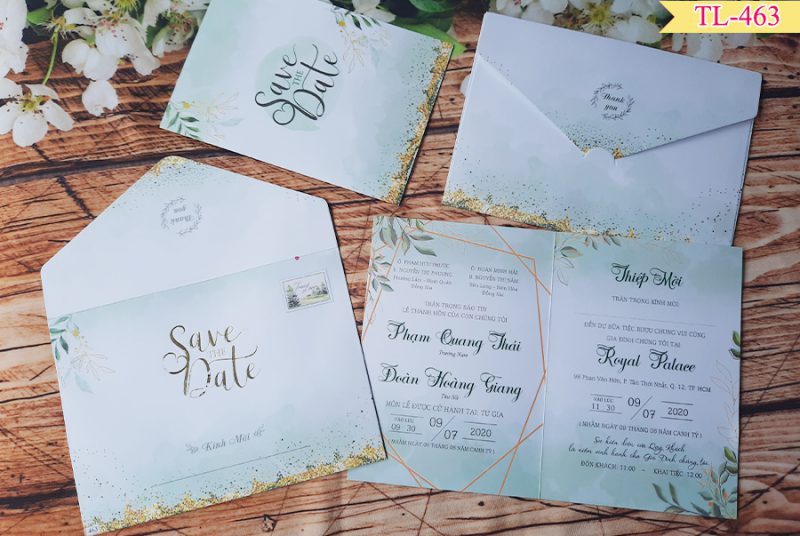 Thiệp cưới mở ba  Bìa thiệp màu xanh lá  Hoạ tiết cành lá  Thiệp buộc  bằng dây cói