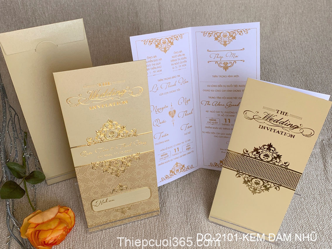 Thiệp cưới đẹp màu trắng phong thư và họa tiết cam rực rỡ