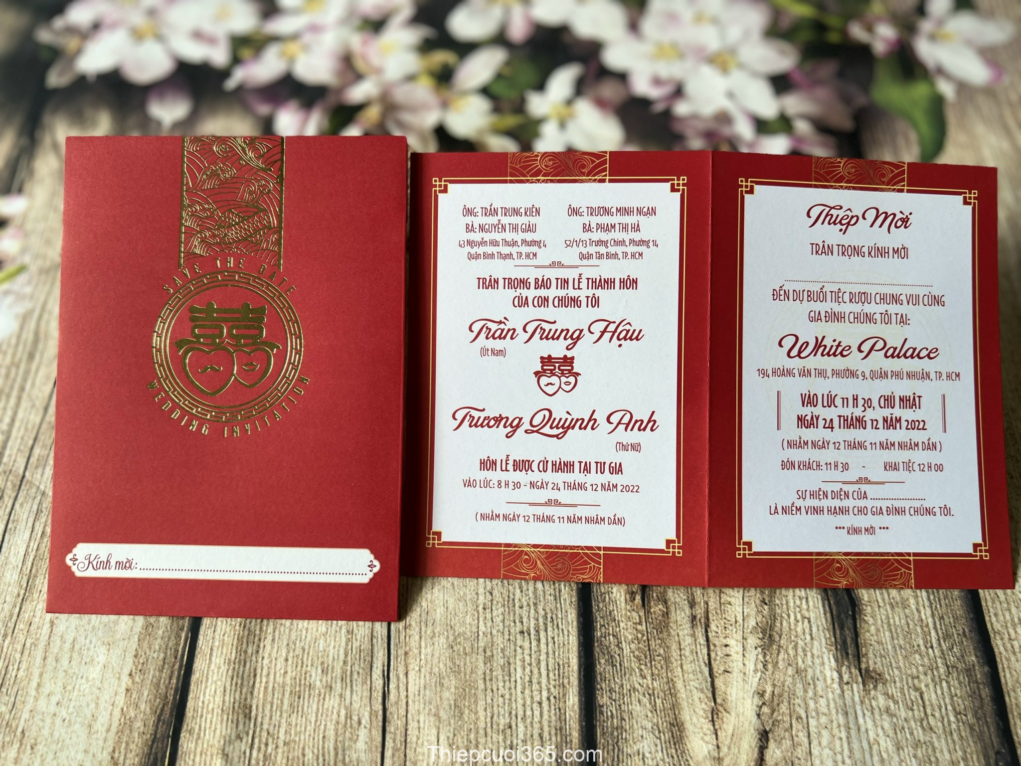 Thiệp cưới offset đỏ ép kim vàng là lựa chọn hoàn hảo cho những ai yêu thích sự sang trọng, trang trọng. Với nền giấy trắng tinh khôi, gam màu đỏ rực rỡ và những chi tiết được ép kim vàng, thiệp cưới này chắc chắn sẽ làm say đắm những khách mời tham dự đám cưới của bạn.