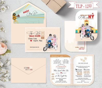 Thiệp cưới hồng chibi dâu rể, họa tiết truyền thống mã TCP-1727