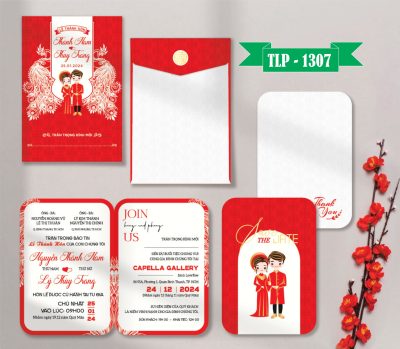 Thiệp cưới màu đỏ chibi dâu rể truyền thống, khổng tước mã TCP-1307