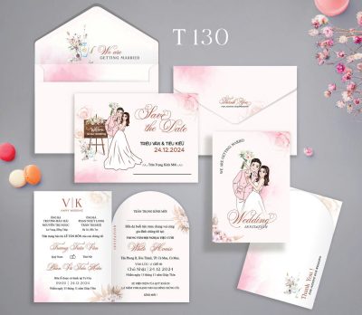 Thiệp cưới màu hồng dâu rể chibi bảng welcome