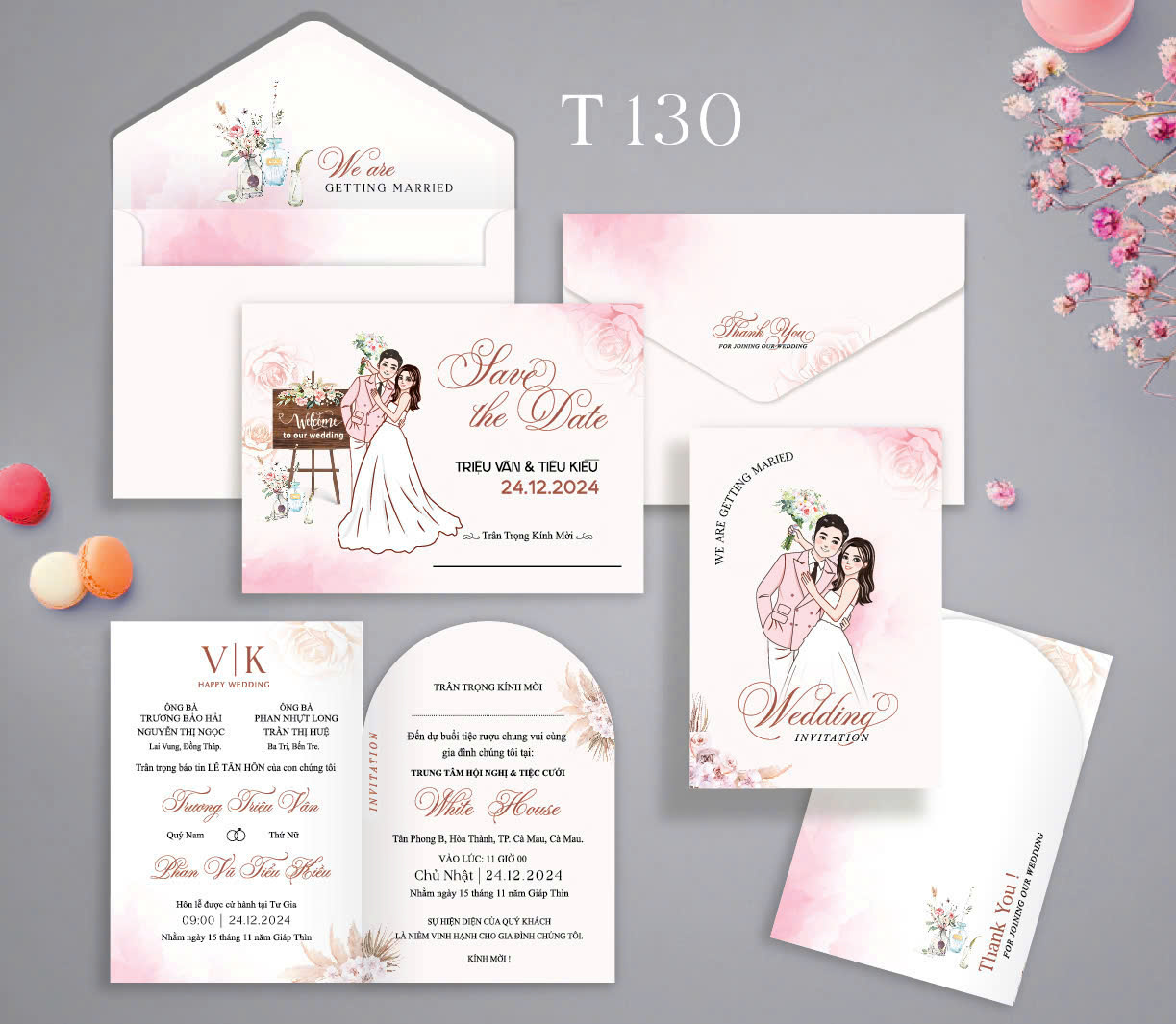 Thiệp cưới màu hồng dâu rể chibi bảng welcome